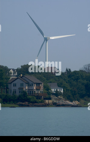 Windgenerator erhebt sich hinter Ufergegendhäuser in Hull, einem wohlhabenden Vorort von Boston, Massachusetts. Stockfoto