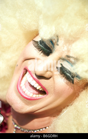 Christopher Street Day Berlin Mann gekleidet als Frau mit blonder Perücke und stark geschminkt Stockfoto