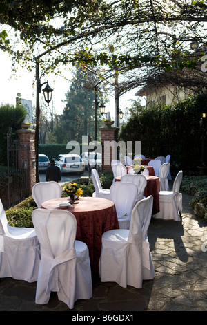 Restaurant im Freien für ein Hochzeitsbankett vorbereitet Stockfoto