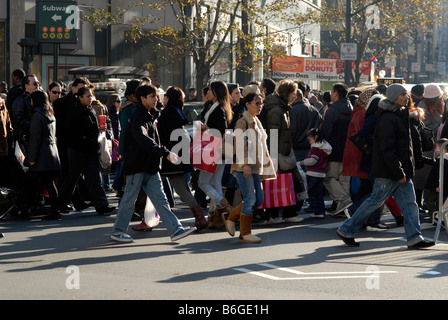 Horden von Käufern in Herald Square in New York außerhalb Macys Stockfoto