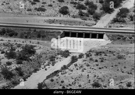Luftaufnahme über Flood Kontrolle Fluss Unterführung Überführung Texas Stockfoto