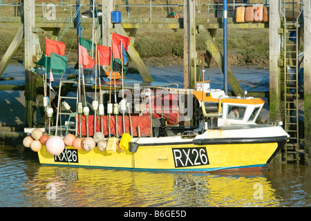 Jakobsmuschel kurze Fisch essen marine Fischerboote vertäut Fluss Rother Roggen East Sussex uk Stockfoto