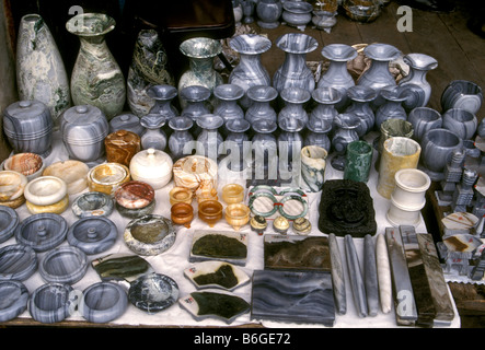 Marmor-Vase, Marmor Vasen, Marmor Handwerk, Marmor Kunsthandwerk, Kunsthandwerksmarkt, open-air-Markt, Markt, Marktplatz, Dali, Yunnan Provinz, China, Asien Stockfoto