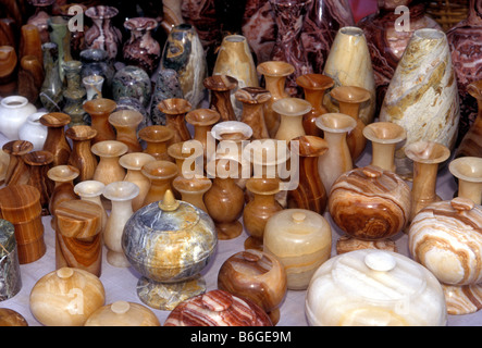 Marmor-Vase, Marmor Vasen, Marmor Handwerk, Marmor Kunsthandwerk, Kunsthandwerksmarkt, open-air-Markt, Markt, Marktplatz, Dali, Yunnan Provinz, China, Asien Stockfoto