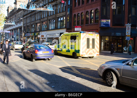 ein Krankenwagen kämpft, um durch Verkehrsstaus auf Deansgate Manchester erhalten Stockfoto