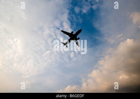 Ein kommerzielle Jet ist für eine Landung am O' Hare International Airport in Chicago, IL wie Gewitterwolken Build geleitet. Stockfoto