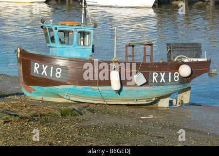 Jakobsmuschel kurze Fisch essen marine Fischerboote vertäut Fluss Rother Roggen East Sussex uk gestrandet Stockfoto