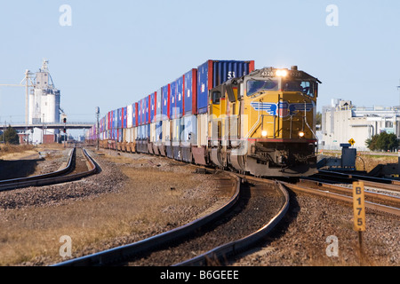 Eine ostwärts Union Pacific intermodal-Güterzug rollt durch Gibbon, NE. Stockfoto