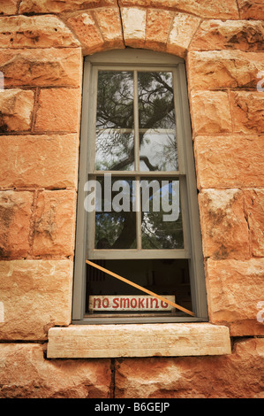 Handgemalte keine Raucher Schild im Fenster. Stockfoto