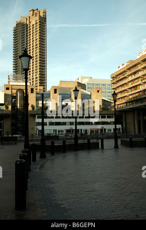 Abend-Schuss von dem Barbican Centre in der Nähe von St Giles ohne Cripplegate Ward genommen Stockfoto