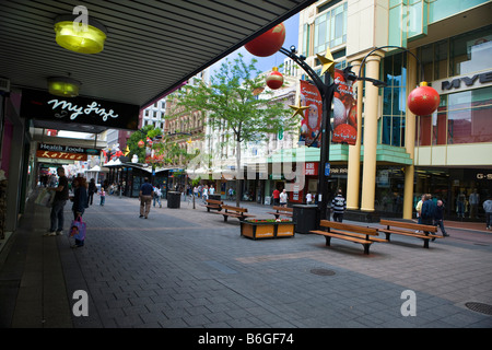 Geschäfte säumen Russel Street Mall, dekoriert in der Weihnachtszeit, Adelaide, South Australia, Australien Stockfoto