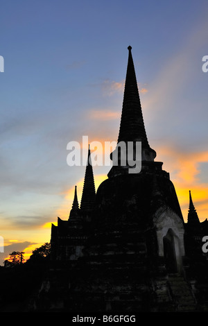 Wat Phra Si Sanphet während des Sonnenuntergangs mit bunten Himmel in Ayutthaya, Thailand Stockfoto