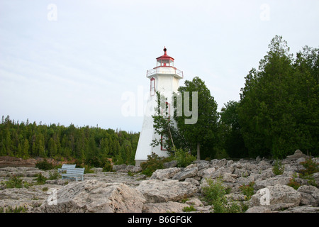 Der historische hölzerne Leuchtturm am großen Wanne Hafen in Tobermory, Ontario, Kanada, auf der felsigen Ufer der Bruce-Halbinsel. Stockfoto