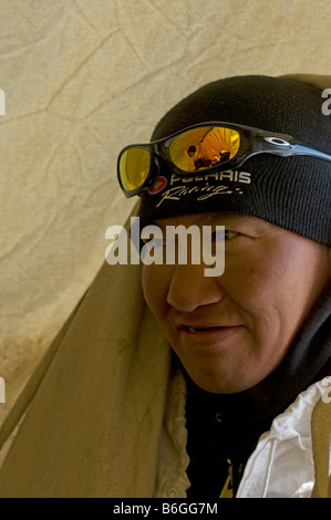 Inupiaq Walfänger späht seinen Kopf in einem Zelt auf dem Packeis Tschuktschensee Stockfoto