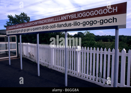Llanfairpwllgwyngyllgogerychwyrndrobwllllantysyliogogogoch - Rail Station Zeichen, Anglesey, North Wales, UK Stockfoto