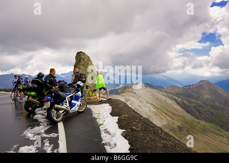 Radfahrer und Motorradfahrer auf dem Gipfel des Col De La Bonette in den Alpes-Maritimes, Frankreich Stockfoto