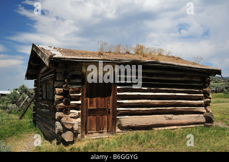 Eine alte Blockhütte aus den Tagen der Goldminen von Nevada City in Montana Stockfoto