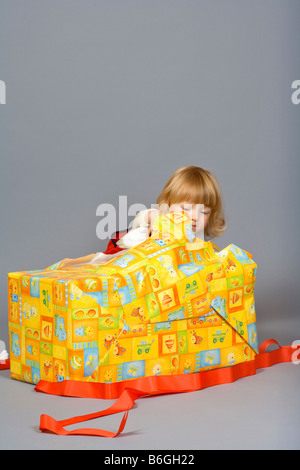JUNGE, DIE ERÖFFNUNG SEINER GEGENWART AUF 2 JAHRE GEBURTSTAG Stockfoto