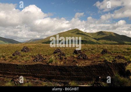 Connemara Turf Stack Haufen Heap Hügel bereit Remis nach Hause bringen in einem Moor Connemara Galway westlich von Irland Stockfoto