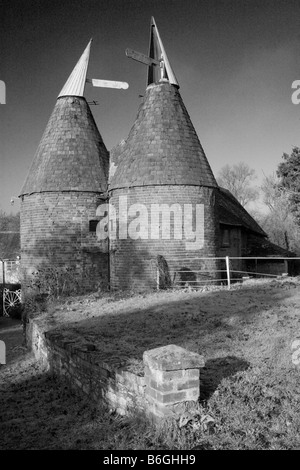 Ein Oast House oder Hop Brennofen umgewandelt, Monochrom, England, UK Stockfoto