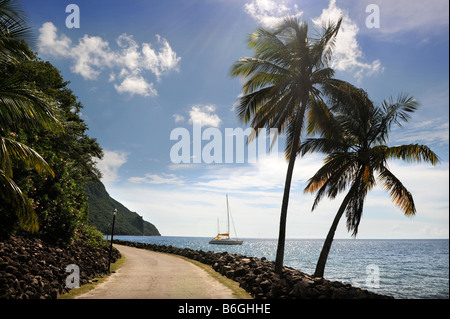 EIN SEGELBOOT, VERANKERT IN DER NÄHE VON VERBOTENEN STRAND IM JALOUSIE PLANTATION RESORT ST. LUCIA Stockfoto