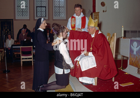 St. Josephs Kirche Bestätigung Bishop Handauflegen Stockfoto