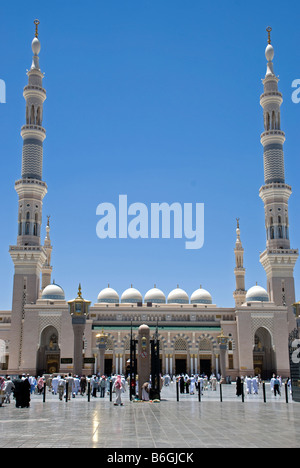 Menschen zu Fuß in Richtung King Fahd Tor für Dhur Gebet der Moschee des Propheten Masjid al-Nabawi Medina Saudi Arabien Stockfoto