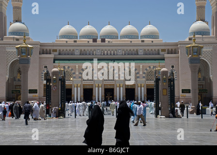 Menschen zu Fuß in Richtung King Fahd Tor für Dhur Gebet der Moschee des Propheten Masjid al-Nabawi Medina Saudi Arabien Stockfoto