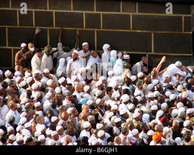 Pilger, die sich gegen die Mauer der Kaba anlehnen Kommen Sie an die Ecke, wo der schwarze Stein aus dem Paradies Makkah Saudi-Arabien während der Hadsch 2007 Stockfoto