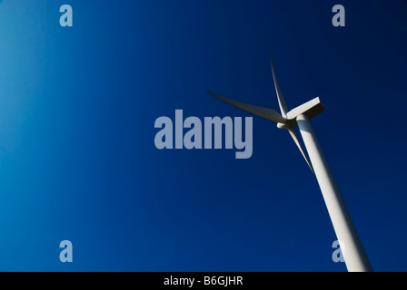 Eine Windkraftanlage gegen ein strahlend blauer Himmel Stockfoto