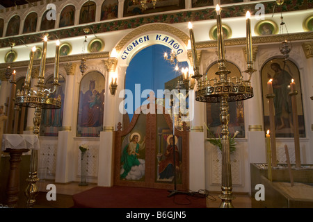 Saint Constantine und Helen griechische orthodoxe Kirche Altar und Leuchter Adelaide Australien Stockfoto