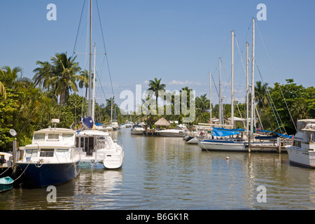 Seitenkanäle mit Ufergegendhäuser und Boote im Hafen auf dem New River in Fort Lauderdale Florida Stockfoto