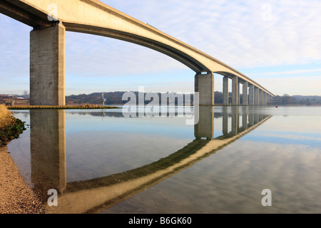 Die Brücke über den River Orwell spiegelt sich im Flusswasser auf einen Winter Misty und frostigen Morgen Stockfoto