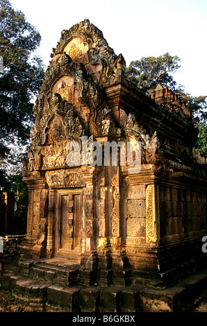 Schnitzereien im 10. Jahrhundert Hindu Tempel von Banteay Srei - Angkor Wat-Ruinen in der Nähe von Siem Reap, Kambodscha Stockfoto