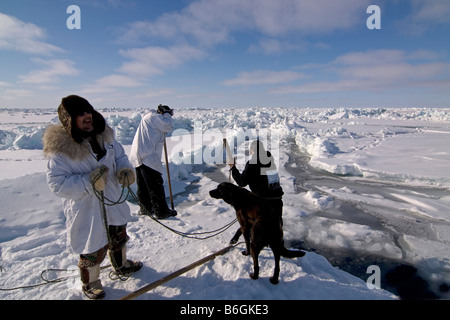 Inupiaq Walfänger öffnen ein Loch in das Packeis für potentielle Tierwelt Tschuktschensee passieren Stockfoto