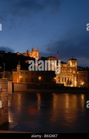 Blick über die Saône in der Dämmerung ist die Kathedrale Saint-Jean und die Basilika Notre Dame de Fourvière in Lyon, Frankreich. Stockfoto