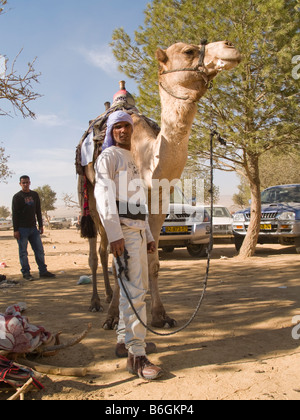 Israel-Kamelrennen in der Nähe von Arad in der Negev-Wüste von Beduinen Menschenmenge beobachten die Kamelrennen Stockfoto