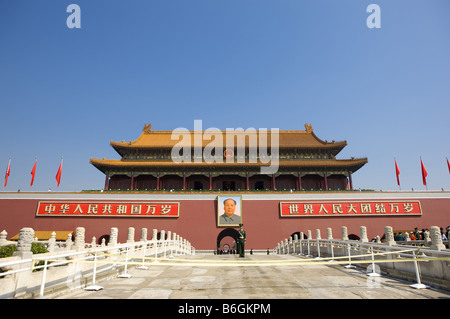 China Beijing Tiananmen Square Guard vor Vorsitzenden Mao-Porträt Stockfoto