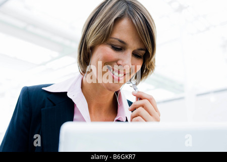 Arbeiten am Computer lächelnde Frau Stockfoto
