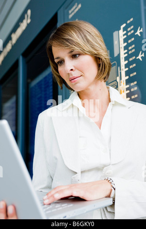 Frau mit einem Laptop arbeiten Stockfoto
