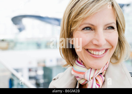 Frau in der Nähe sich lächelnd in Ferne Stockfoto