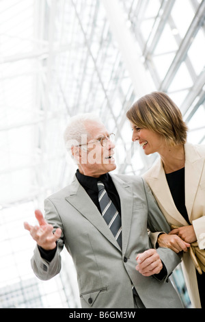 Älterer Mann im Gespräch mit jungen Frau Stockfoto