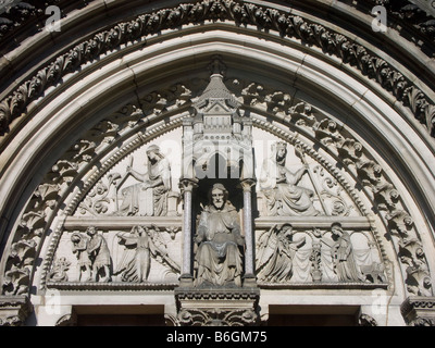 ST Wilfrid's Church, York, Großbritannien. Auf dem Tympanon über der Haupttür schnitzen, was die Ausweisung von Adam und Eva aus dem Garten Eden zeigt Stockfoto