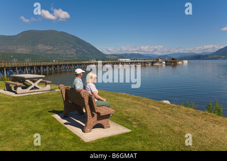 Paar auf Bank "Salmon Arm" Britisch-Kolumbien Kanada Stockfoto