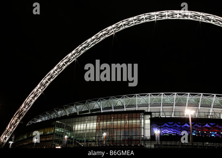 Ansicht des neuen Wembley-Stadion beleuchtet nachts Stockfoto