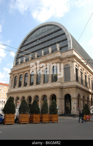 Das Opernhaus in Place De La Comédie in der Altstadt von Lyon, Frankreich. Dieses Gebäude hat eine 300 Jahre alte Struktur Glaskuppel. Stockfoto