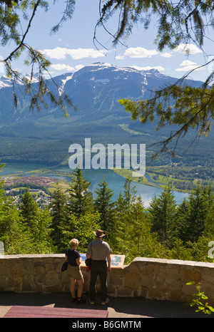 Zu zweit am Aussichtspunkt Mount Revelstoke "Nationalpark" Britisch-Kolumbien Kanada Stockfoto