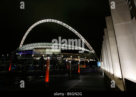 Ansicht des neuen Wembley-Stadion beleuchtet nachts Stockfoto