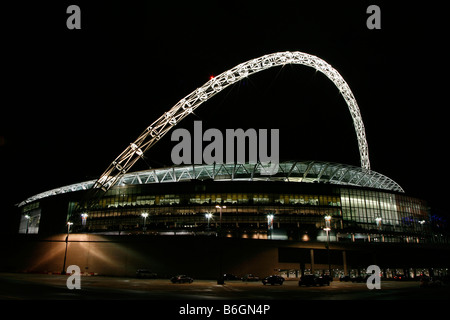 Ansicht des neuen Wembley-Stadion beleuchtet nachts Stockfoto