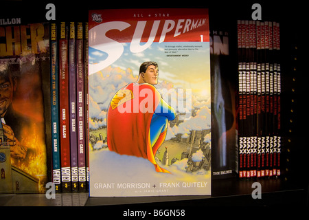 Ein dc-Superman-Comic-Buch auf dem Regal der Gosh Comic-Store in London Stockfoto